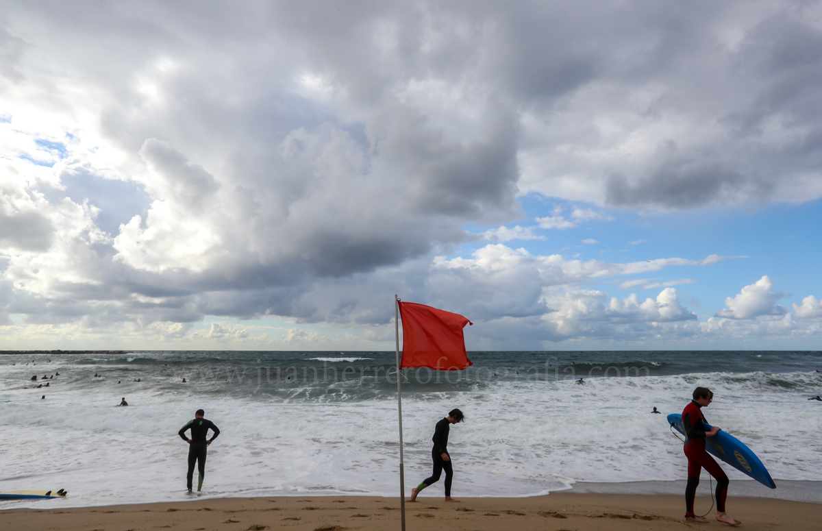 Surfistas en la playa de la Zurriola